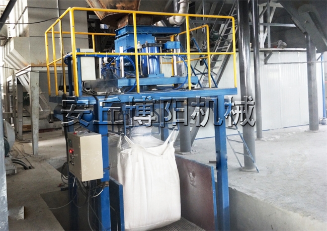 石膏粉噸袋包裝機(jī)現(xiàn)場  噸袋包裝秤山東案例