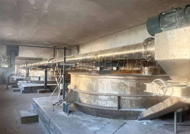 工業(yè)鹽管鏈輸送機使用現(xiàn)場、山東管鏈式粉體輸送機優(yōu)勢