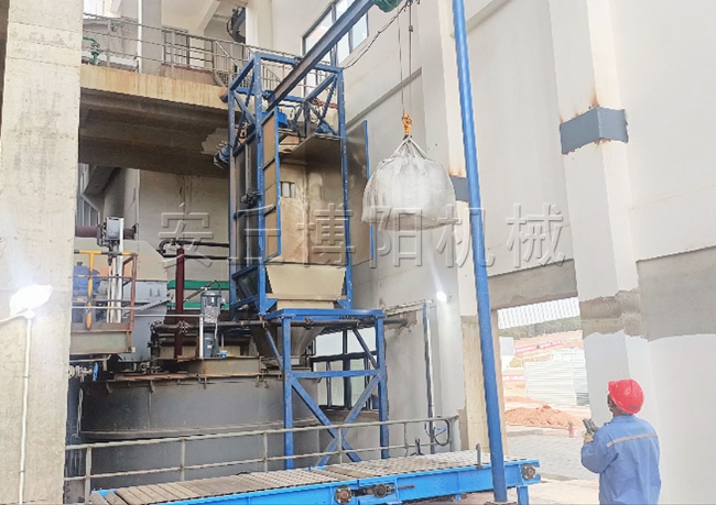 氯化銨噸袋拆包機使用現(xiàn)場、安丘博陽噸袋無塵卸料機介紹